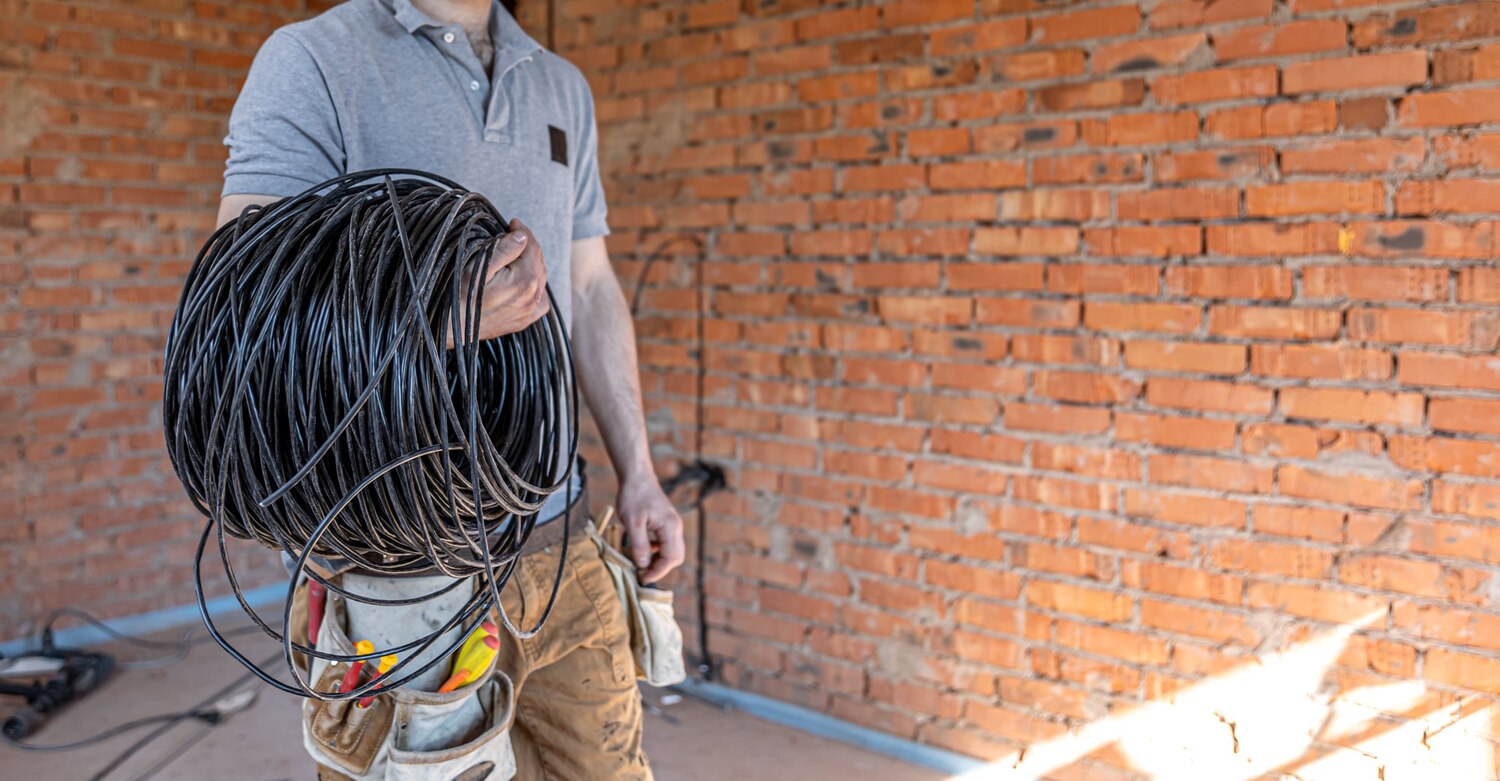 Electrician cu cablu