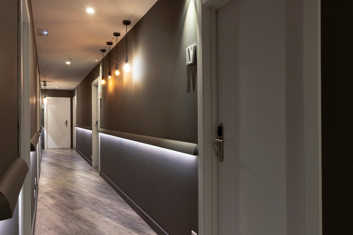 Interior premium cu tavan extensibil și iluminare decorativă