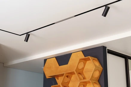 Tavan extensibil pe două niveluri cu iluminare pe șină