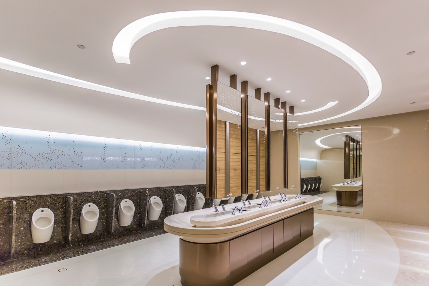 Interior modern cu tavan extensibil și iluminare LED