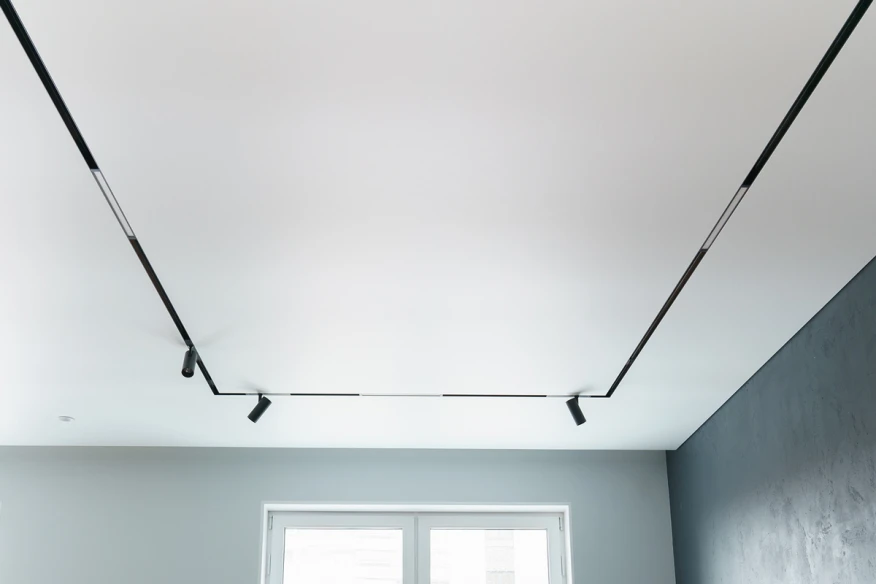 Tavan extensibil mat într-un interior modern