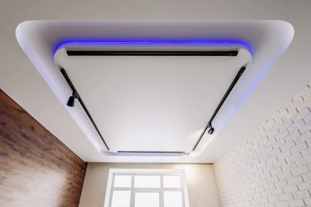 Tavan extensibil pe mai multe niveluri cu iluminare și design decorativ