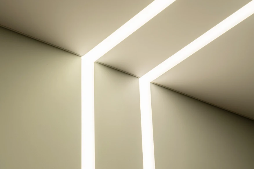 Linii luminoase pe tavan extensibil