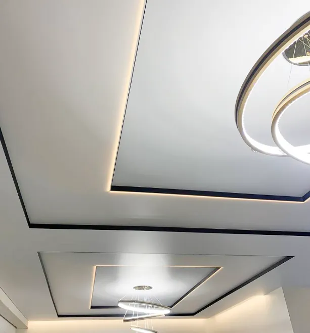 Tavan extensibil cu lustru decorativ și cornișă ascunsă