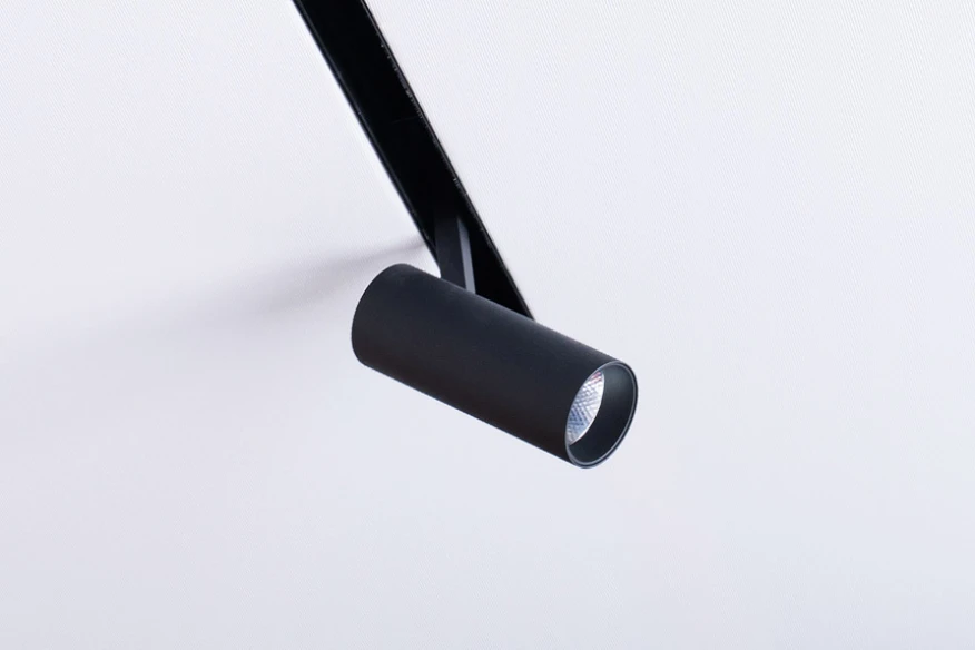 Corp de iluminat pe șină pentru tavan extensibil — design minimalist negru